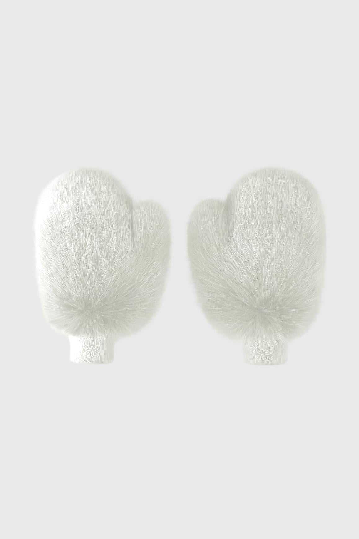 WISKII雲舞者色Frost仿皮草連指手套,柔軟兼具保暖與時尚的配件。