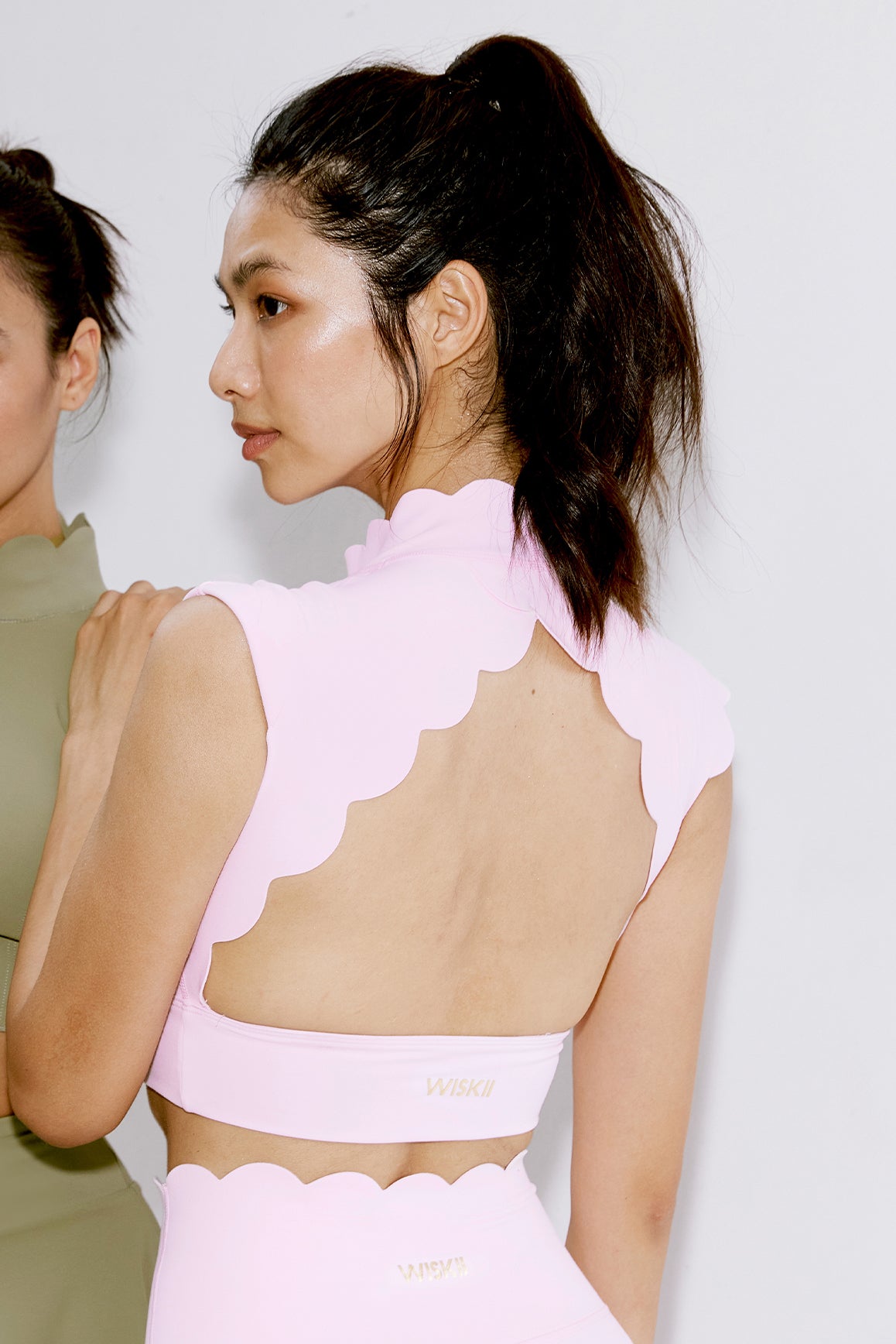 スカラップカットアウトモックネックブラ