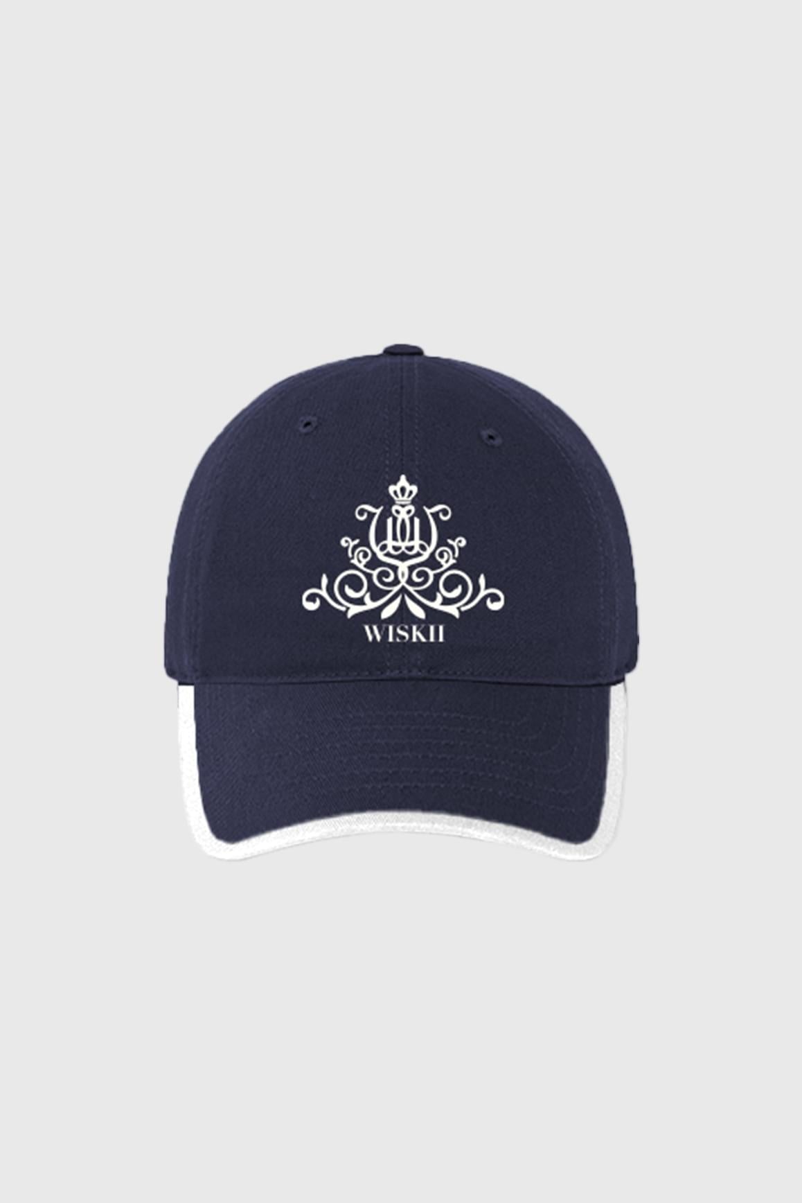 WISKII Studio 午夜藍與白色的運動帽,屬運動配件,具備舒適時尚的設計,適合運動穿搭使用