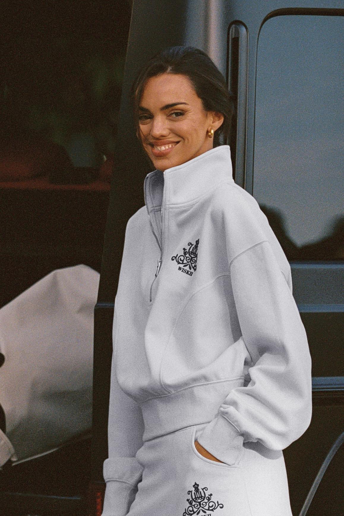 WISKII Leisure Half-zip Sweatshirt in loungewear style, featuring a relaxed fit and soft fabric, shown in a neutral color.