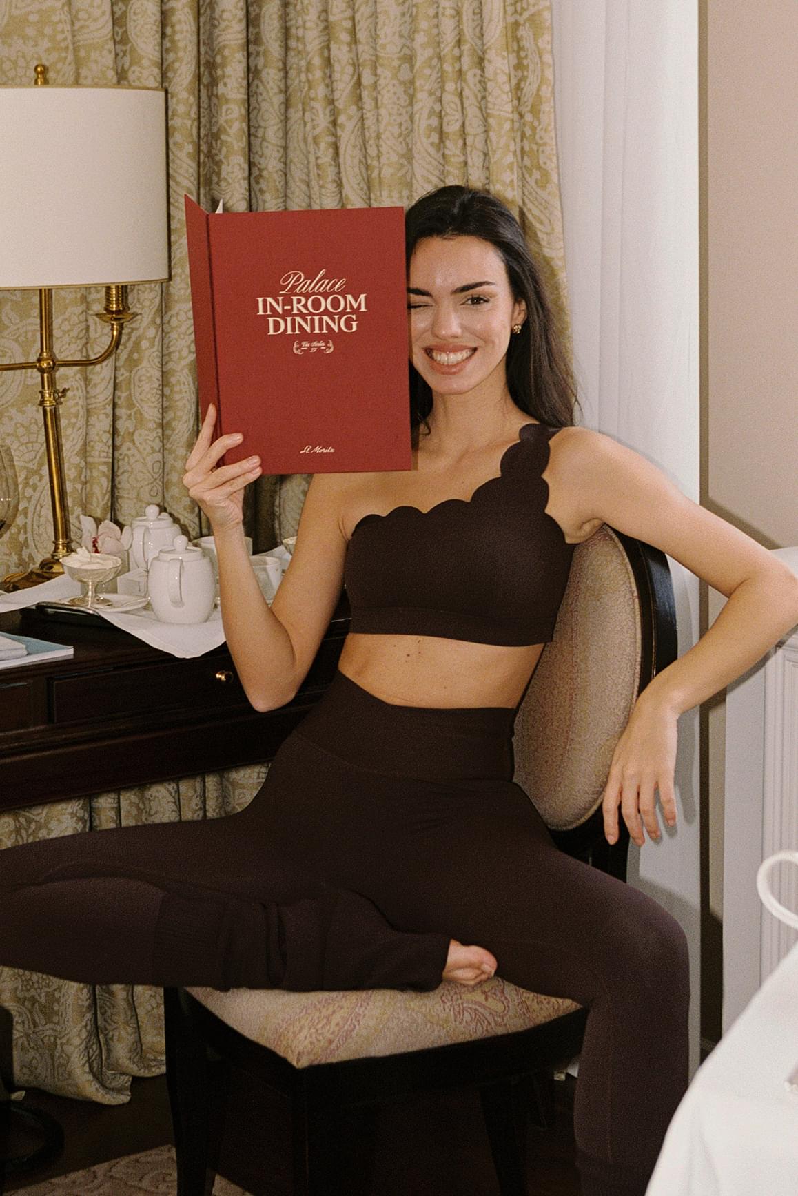 WISKII Riviera 黑色V腰皺褶緊身Leggings,採用高腰合身設計,適合運動或休閒穿搭