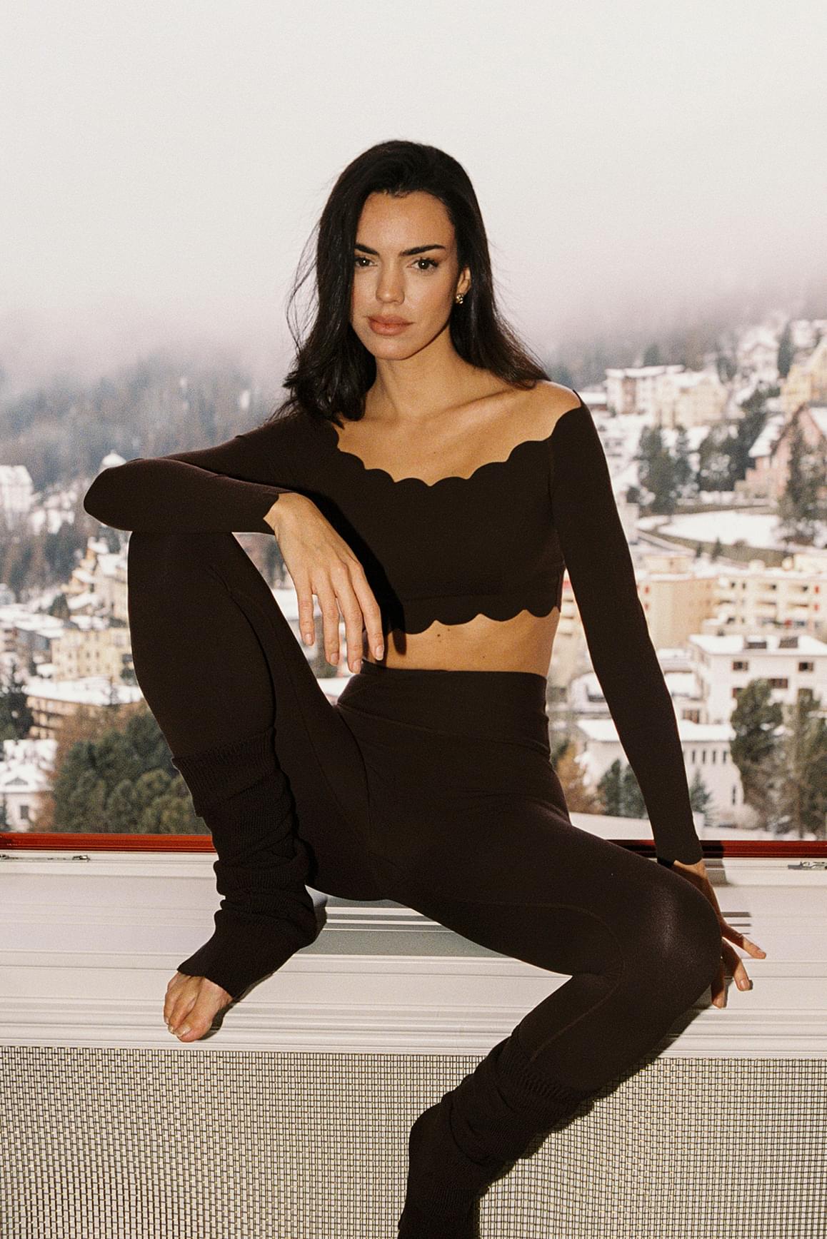 WISKII Riviera V腰皺褶緊身Leggings(黑色),展示V型腰頭與修身褲管設計。