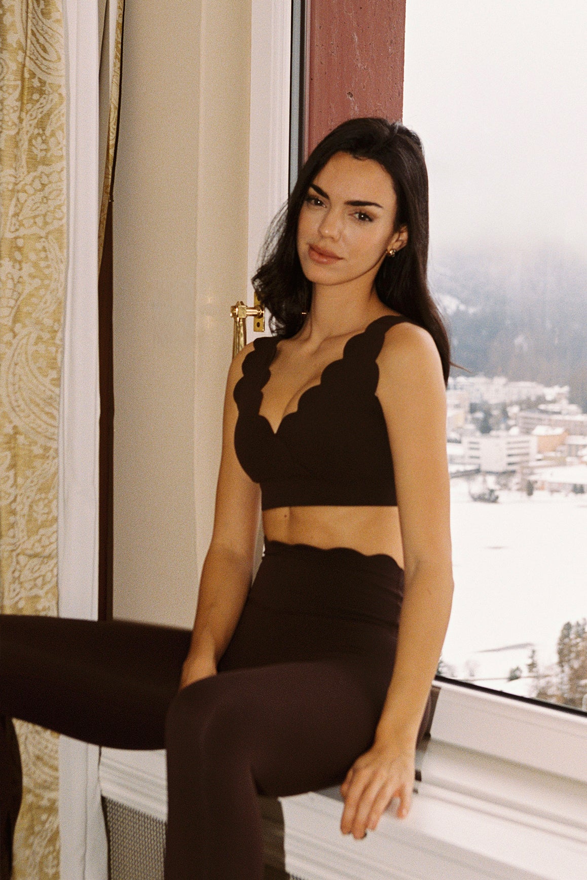 WISKII high-waist scallop scrunch leggings featuring a fitted design with scalloped edges and a comfortable stretch fit.