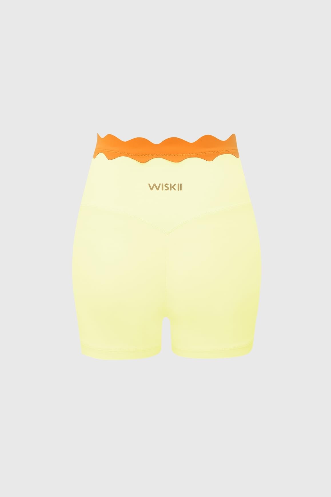 WISKII 對比色扇貝飾邊抽皺修身短褲,搭配扇貝形褲腳,由模特以休閒姿態展示