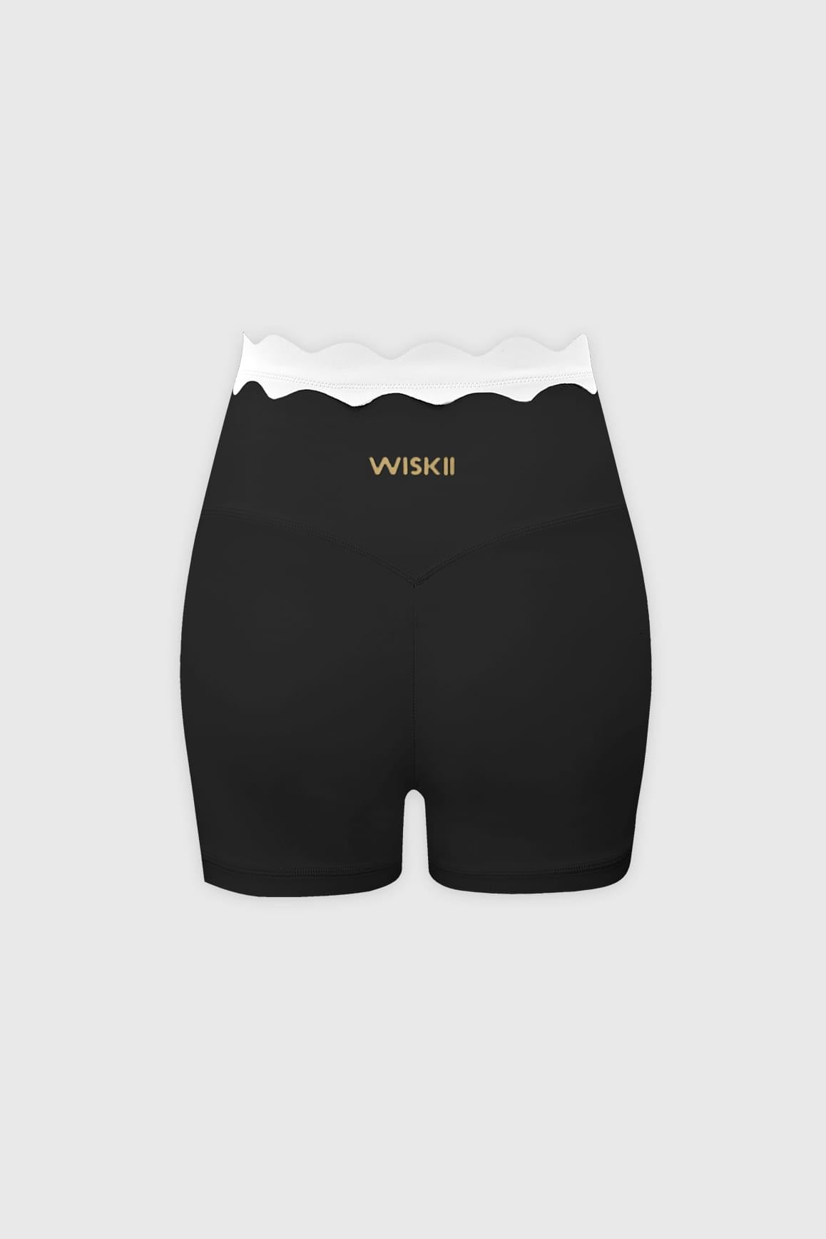 WISKII對比色扇邊抽皺短褲,帶有扇邊細節與時尚設計,模特上身展示