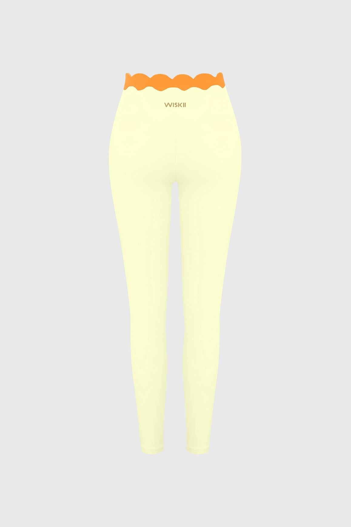 WISKII 扇貝邊撞色抽褶運動緊身Leggings,黑色款搭配白色扇貝邊細節,版型合身,背後採用抽褶設計