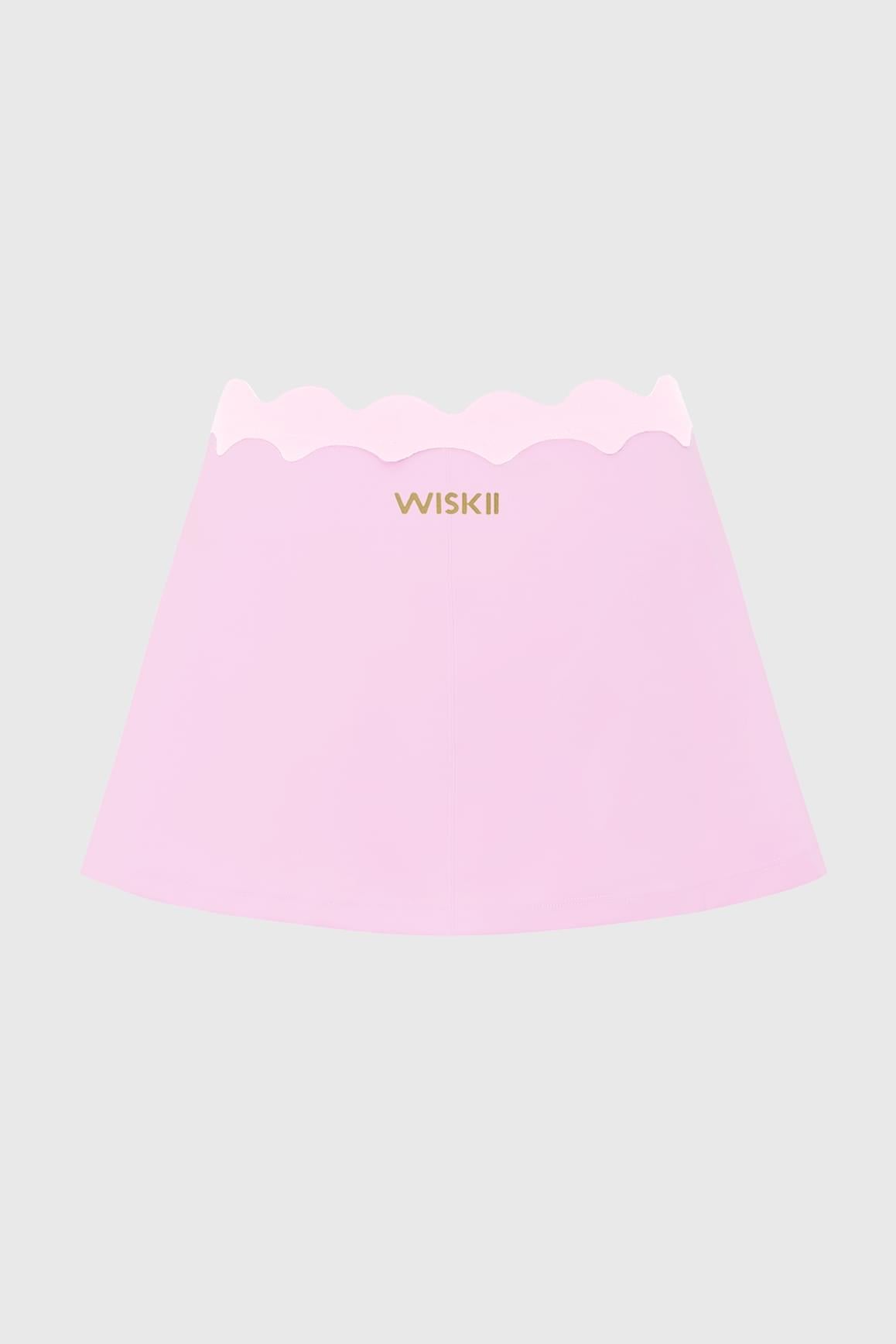 WISKII Riviera撞色扇形裙,採用飄逸剪裁,搭配扇形裙擺,拍攝於時尚戶外場景中