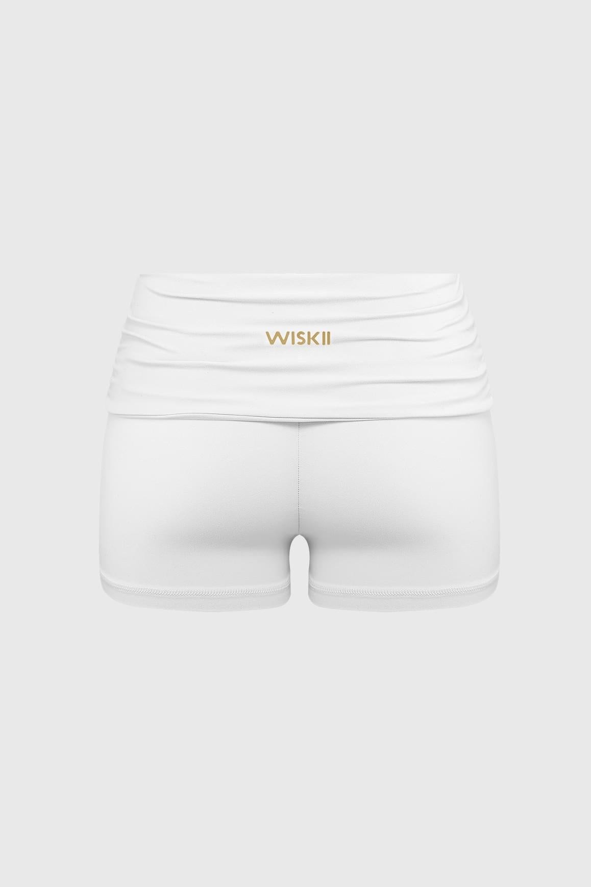 WISKII Riviera 低腰抽褶牛仔短褲,具備合身剪裁與舒適腰頭,平放在平面上展示。