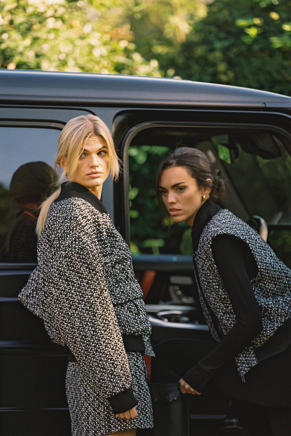 WISKII The Legacy Tweed Jacket,一款採用質感粗花呢面料的時尚連帽外套,展示尺寸為S號。