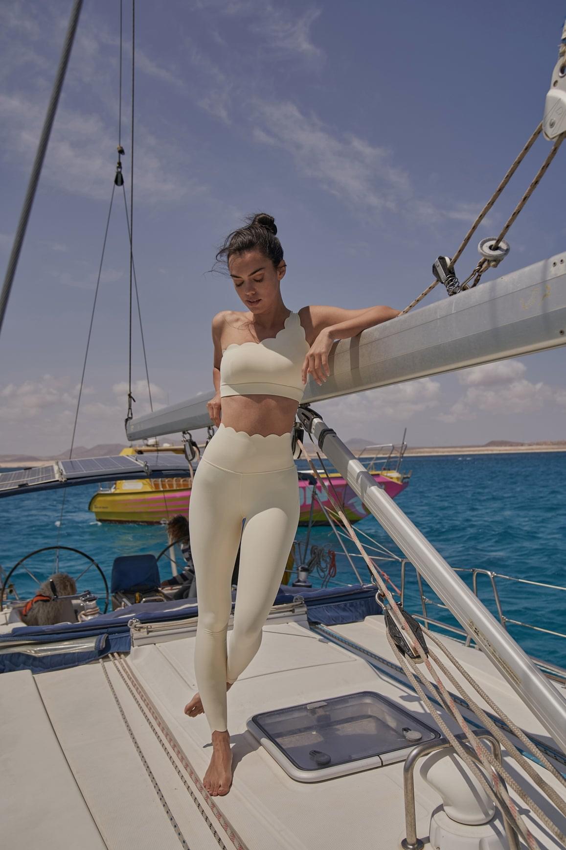WISKII 典雅扇形套裝組合,包含粉紅色單肩運動內衣與同款 Leggings,時尚舒適的運動服飾