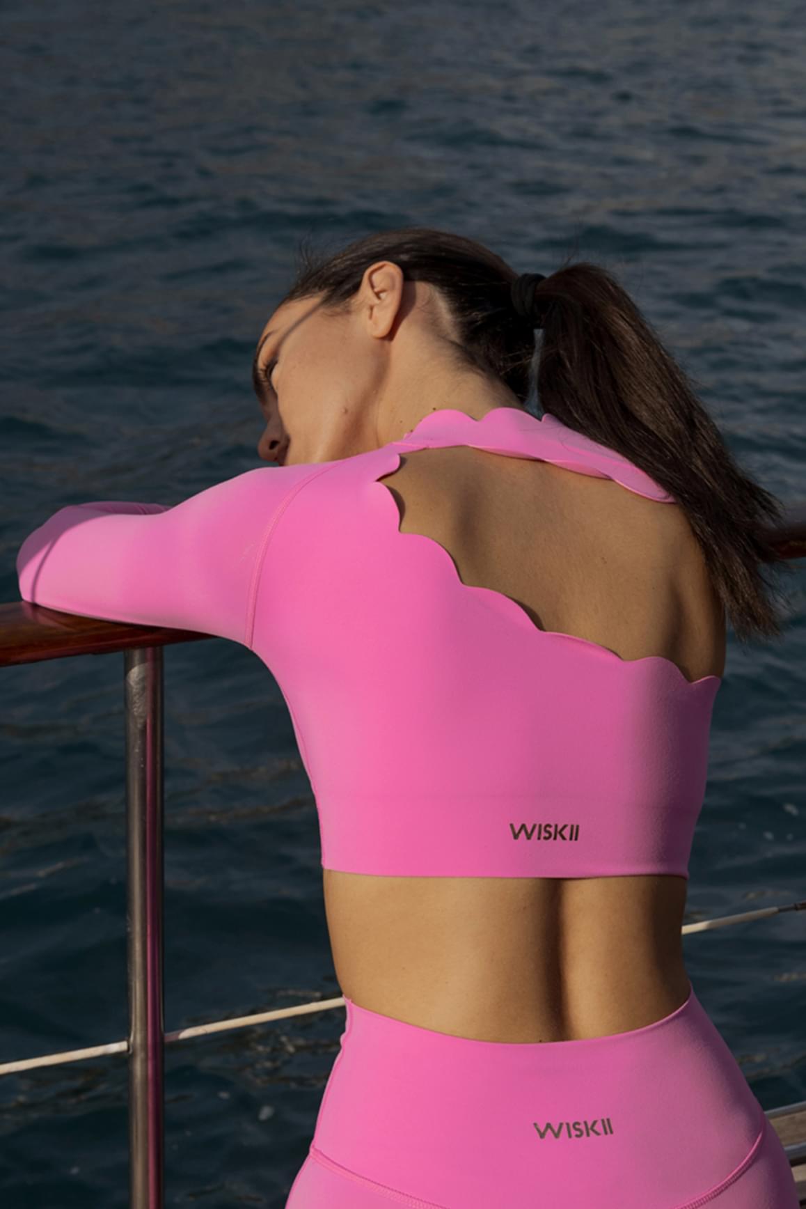 WISKII 櫻花禪風圖案不對稱長袖短款露腰上衣,展現時尚現代設計與獨特下擺。