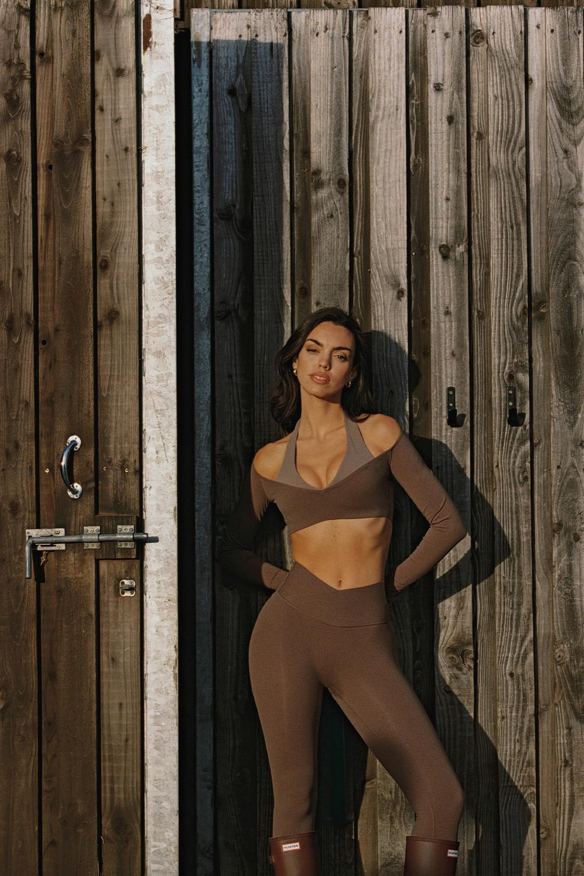 WISKII 松露棕與杏仁色撞色長袖連身短版上衣,以時尚短版上衣設計為特色