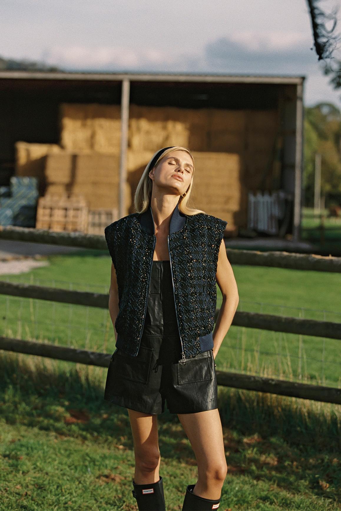 WISKII The Prestige 粗花呢背心 S號,採用時尚粗花呢設計與合身剪裁,屬於 Hoodies & Jackets 系列。