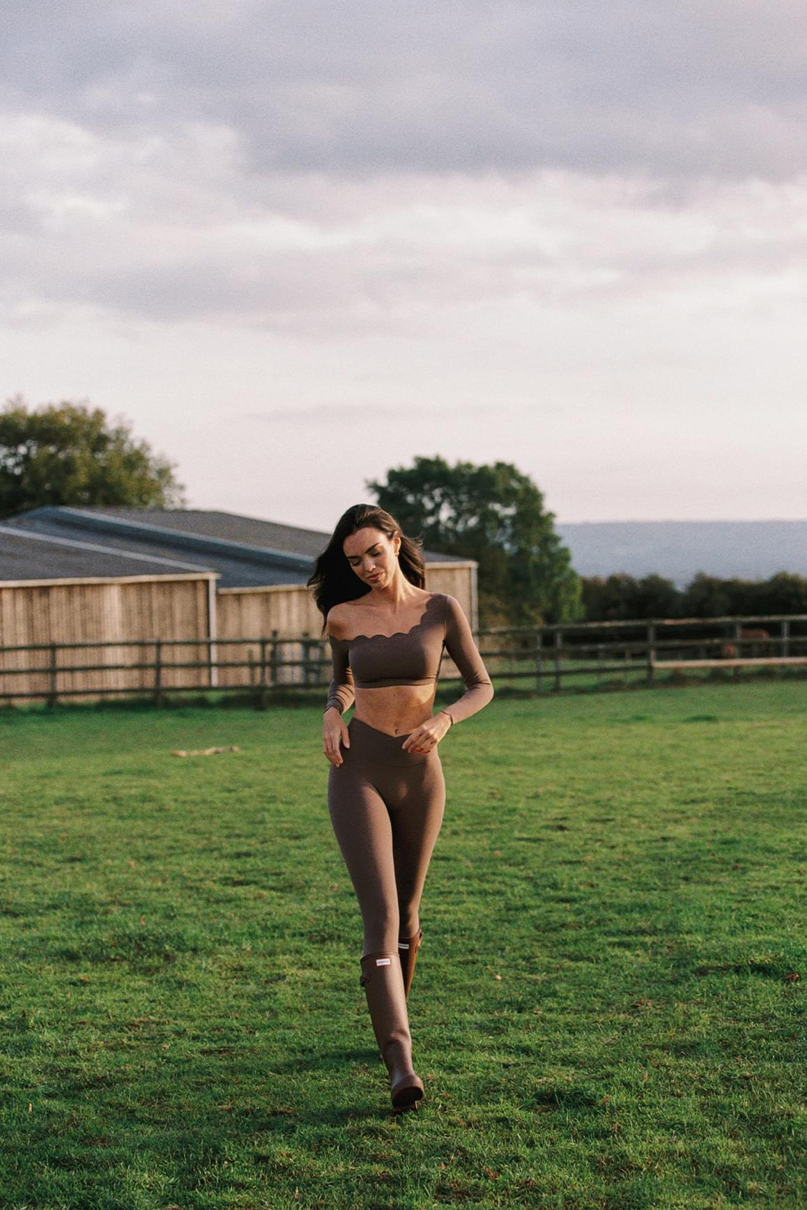 WISKII Riviera V-waist scrunch leggings in Sakura Zen featuring V-shaped waist design and snug fit for active wear.