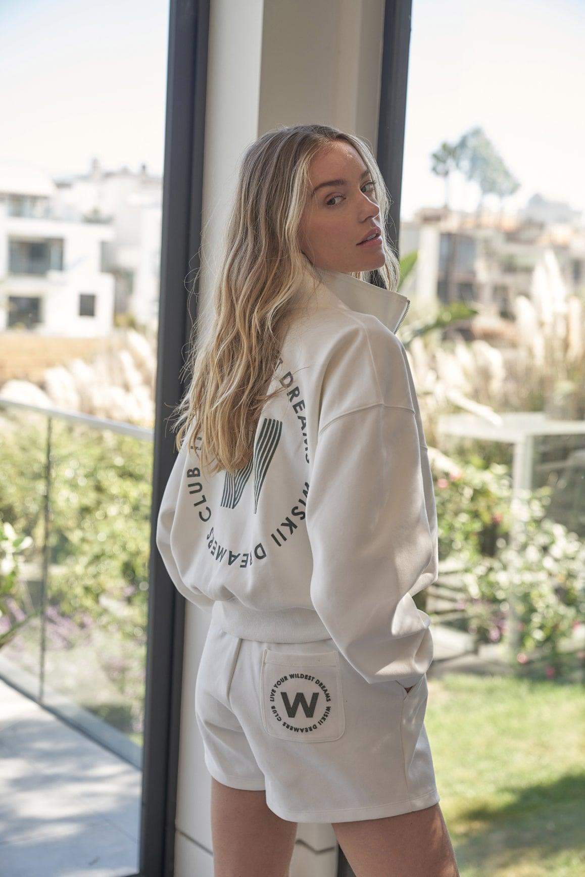 WISKII 象牙色休閒半拉鏈衛衣,柔軟舒適的居家休閒服,具備寬鬆版型與半拉鏈領口,極適合日常休閒舒適穿搭。
