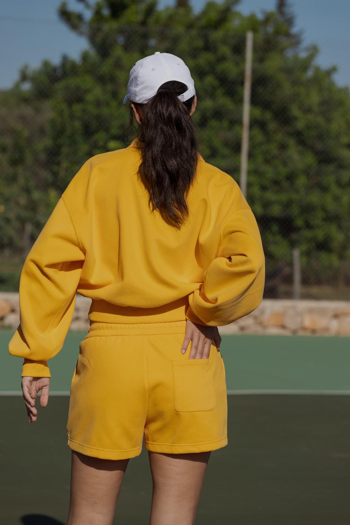WISKII 火焰橘色 Polo 扣式短款休閒套裝,材質輕盈適合舒適休閒穿搭,配有翻領上衣與同款短褲