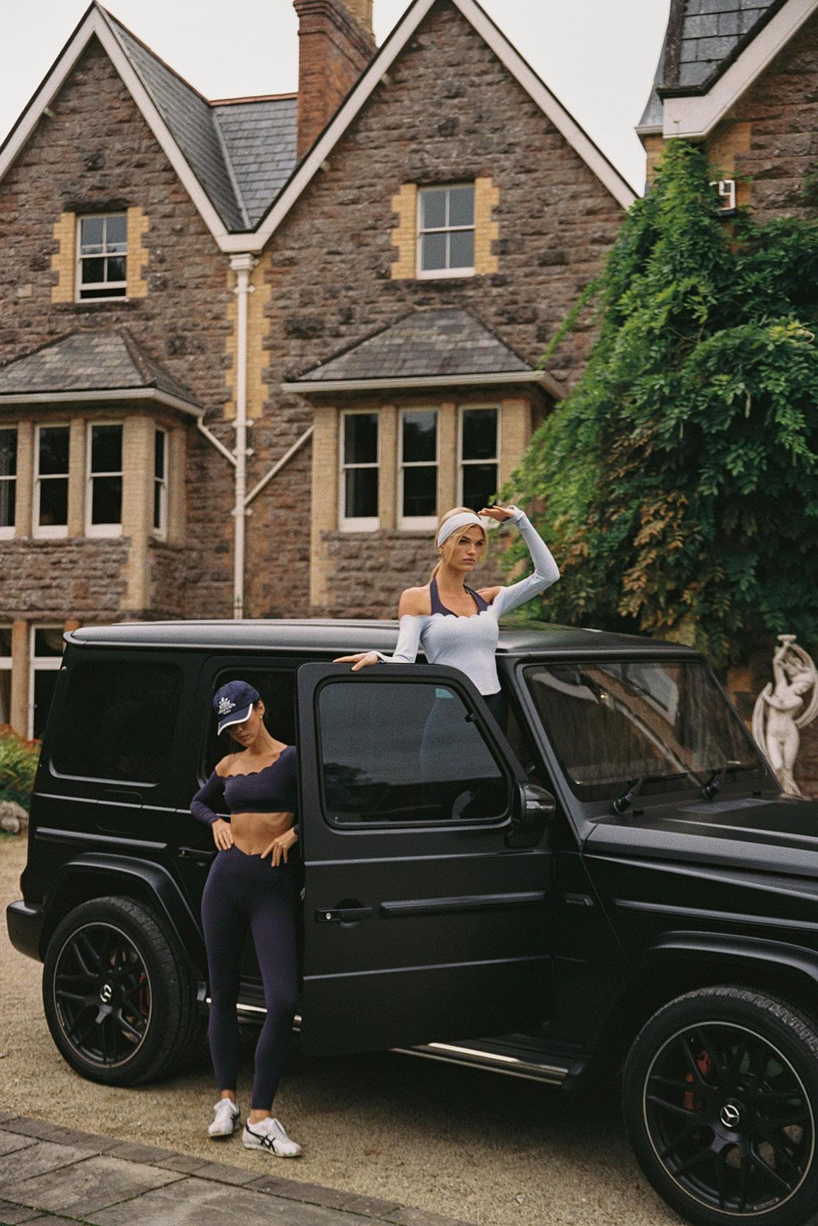 WISKII 貝殼邊露肩撞色長袖上衣,午夜配色,搭配時尚貝殼領口與對比色塊設計