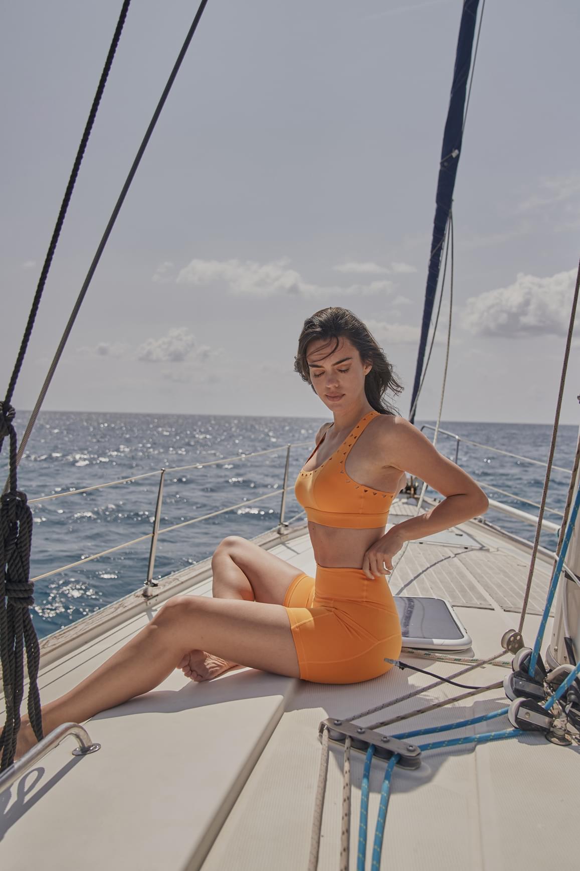 WISKII V-Waist 運動短褲,火焰橘色,專為運動穿搭設計,具舒適合身版型與時尚V腰細節