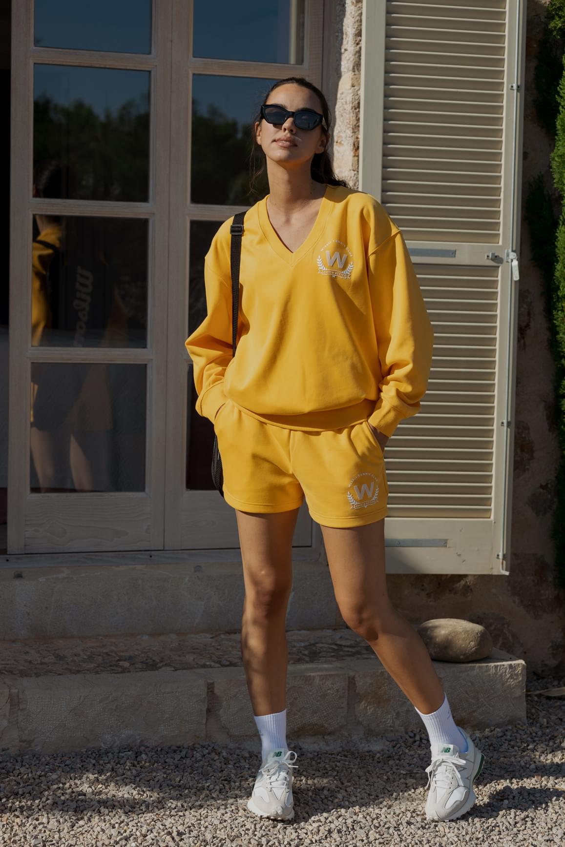 WISKII 火焰橘色 Chill Sweat Shorts,休閒運動短褲,寬鬆版型搭配抽繩腰頭。