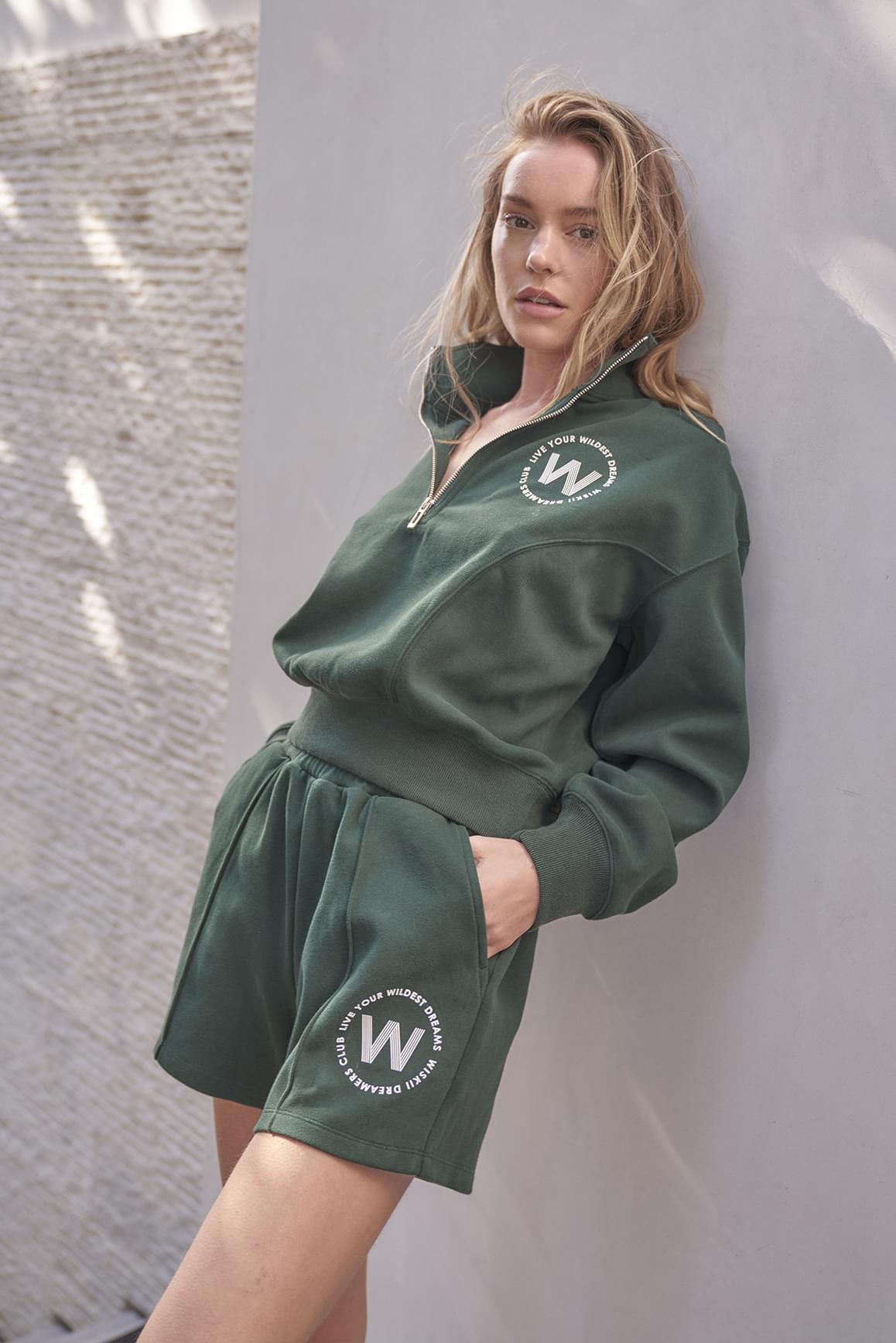 WISKII品牌的象牙色高腰運動短褲,版型舒適休閒,由模特展示。