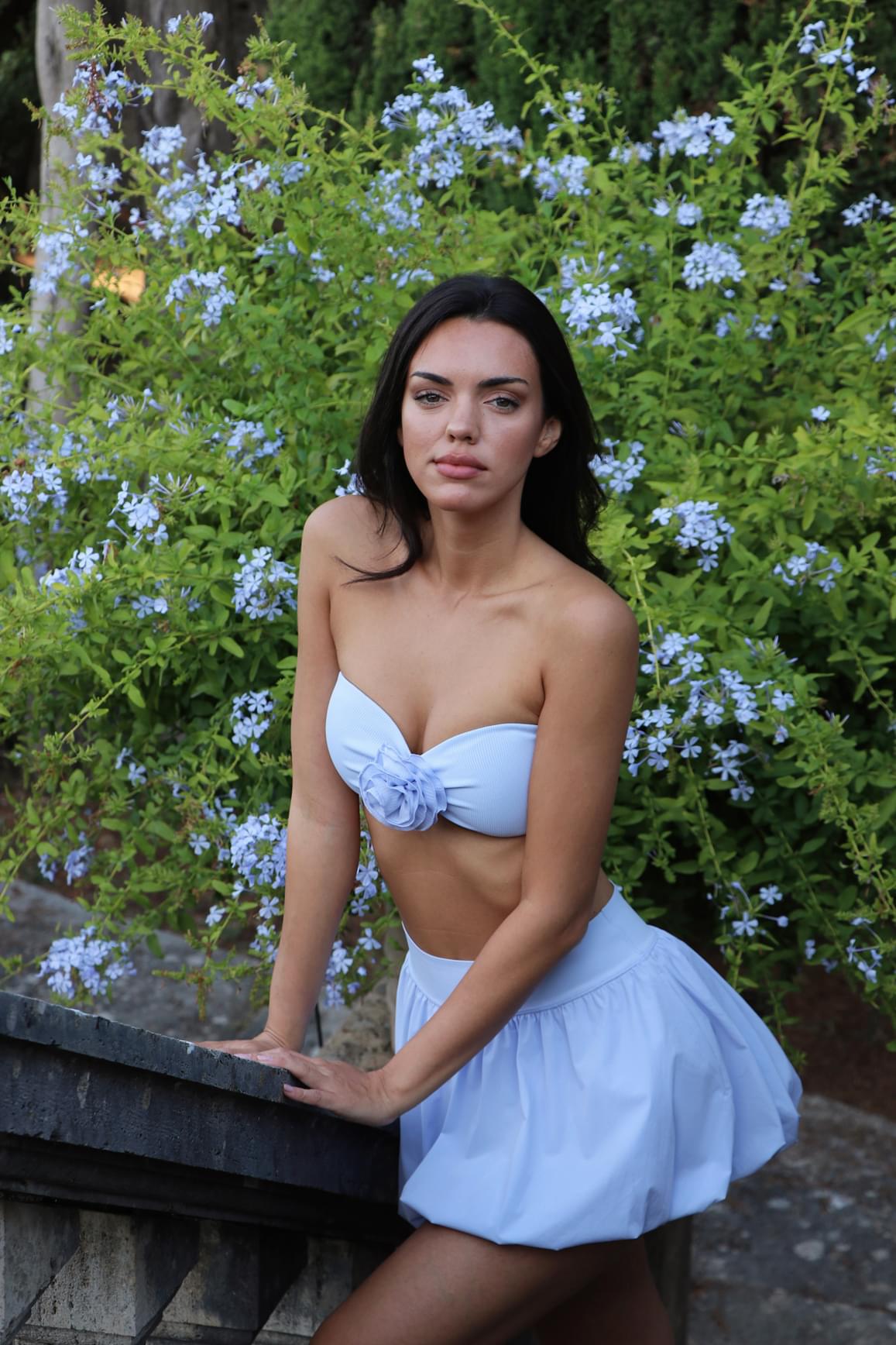 WISKII 天藍色無肩帶花卉運動內衣,具支撐性設計與鮮豔花卉圖案