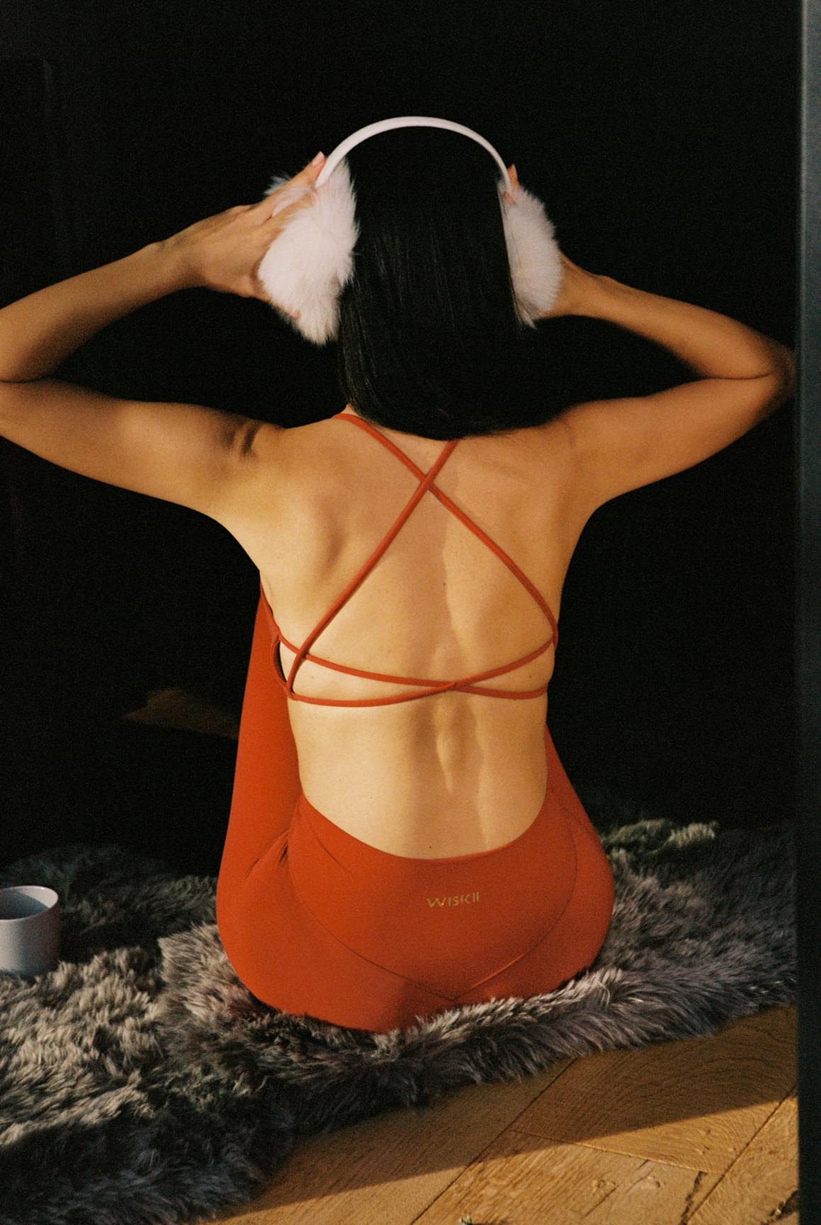 WISKII 極簡交叉美背運動內衣 櫻花禪風配色,展現流暢俐落的設計、交叉背帶與柔順面料