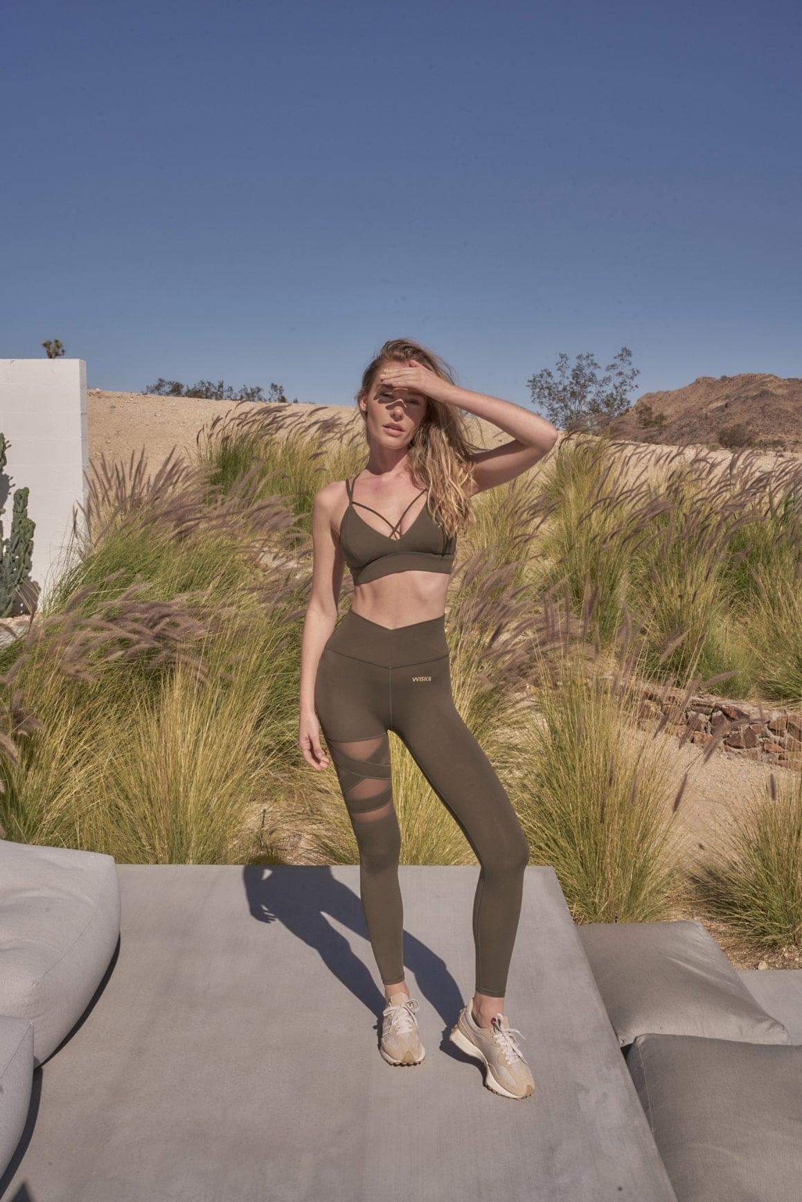 米白色WISKII訓練網紗Leggings,展現輕盈透氣的面料與適合運動穿搭的合身設計