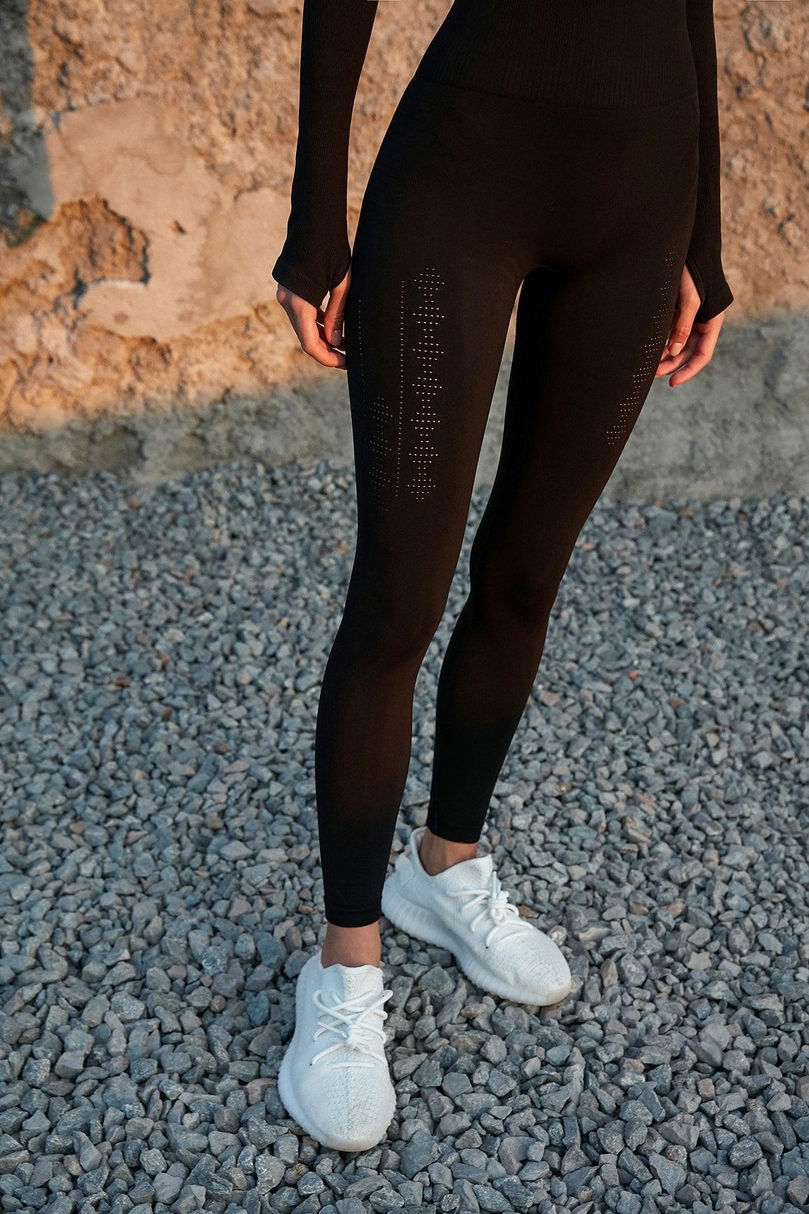 Leggings sin costuras de WISKII de color verde oliva, con tacto aterciopelado, en primer plano que muestra la tela suave, elástica y su ajuste cómodo