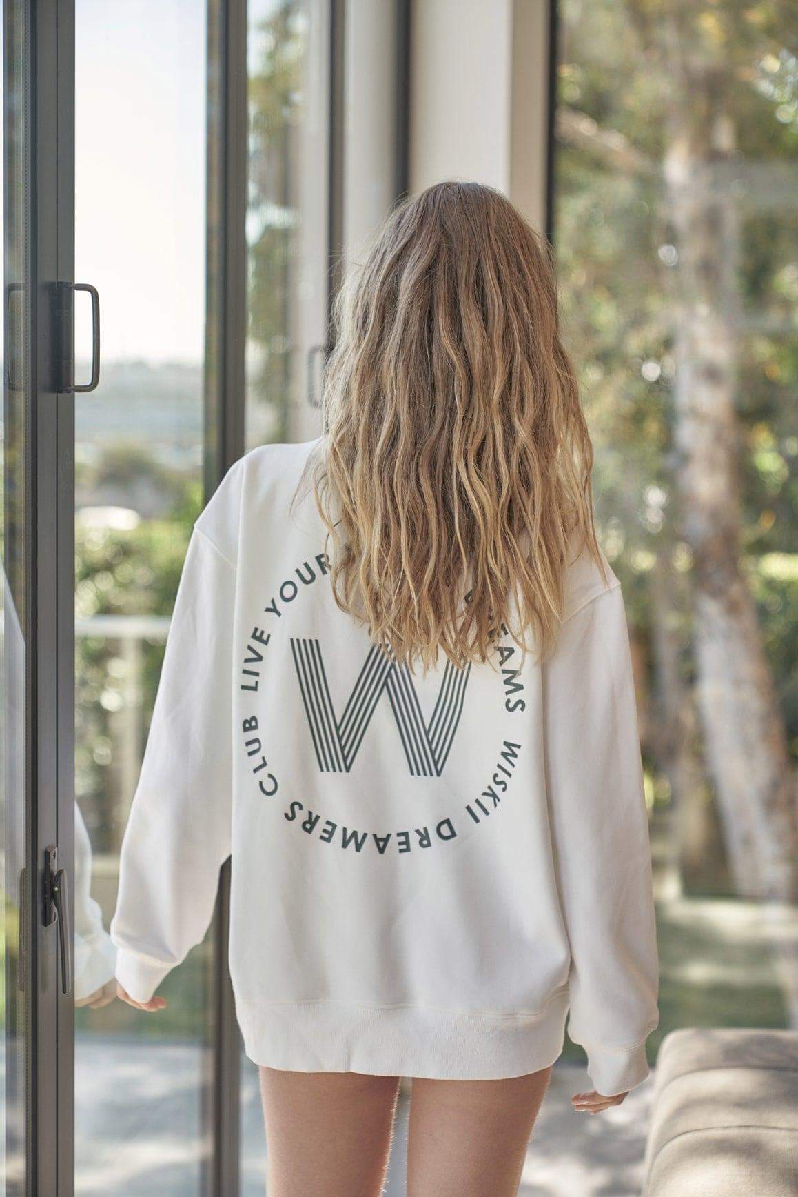 象牙白WISKII經典圓領衛衣,這款舒適居家休閒服採用柔軟面料,版型寬鬆自在,展示於純色背景上。
