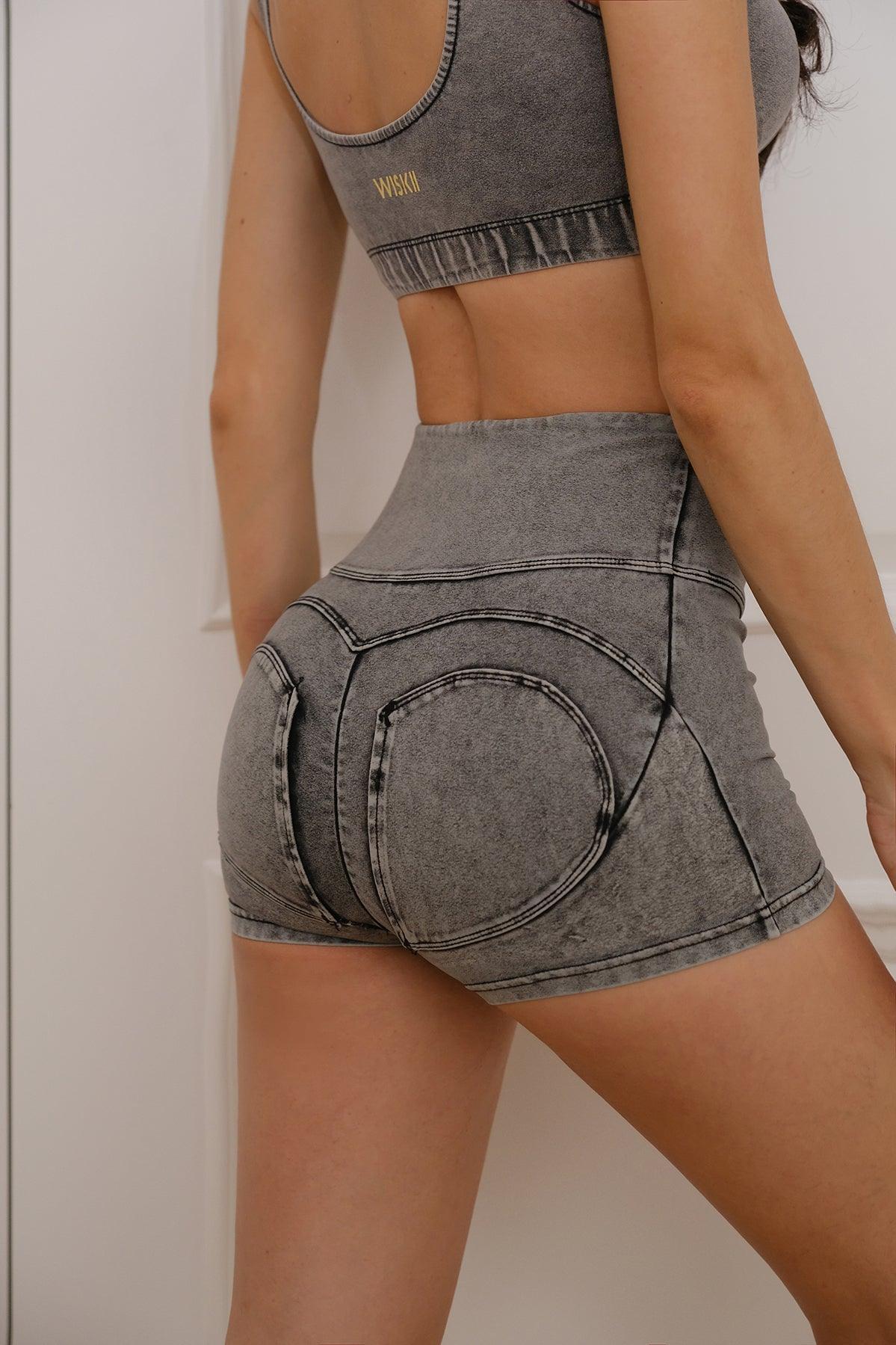 WISKII Pantalones cortos de mezclilla Buttonhook Beyond Short, con cierre por botones, ajuste casual y detalles desgastados, vista frontal.