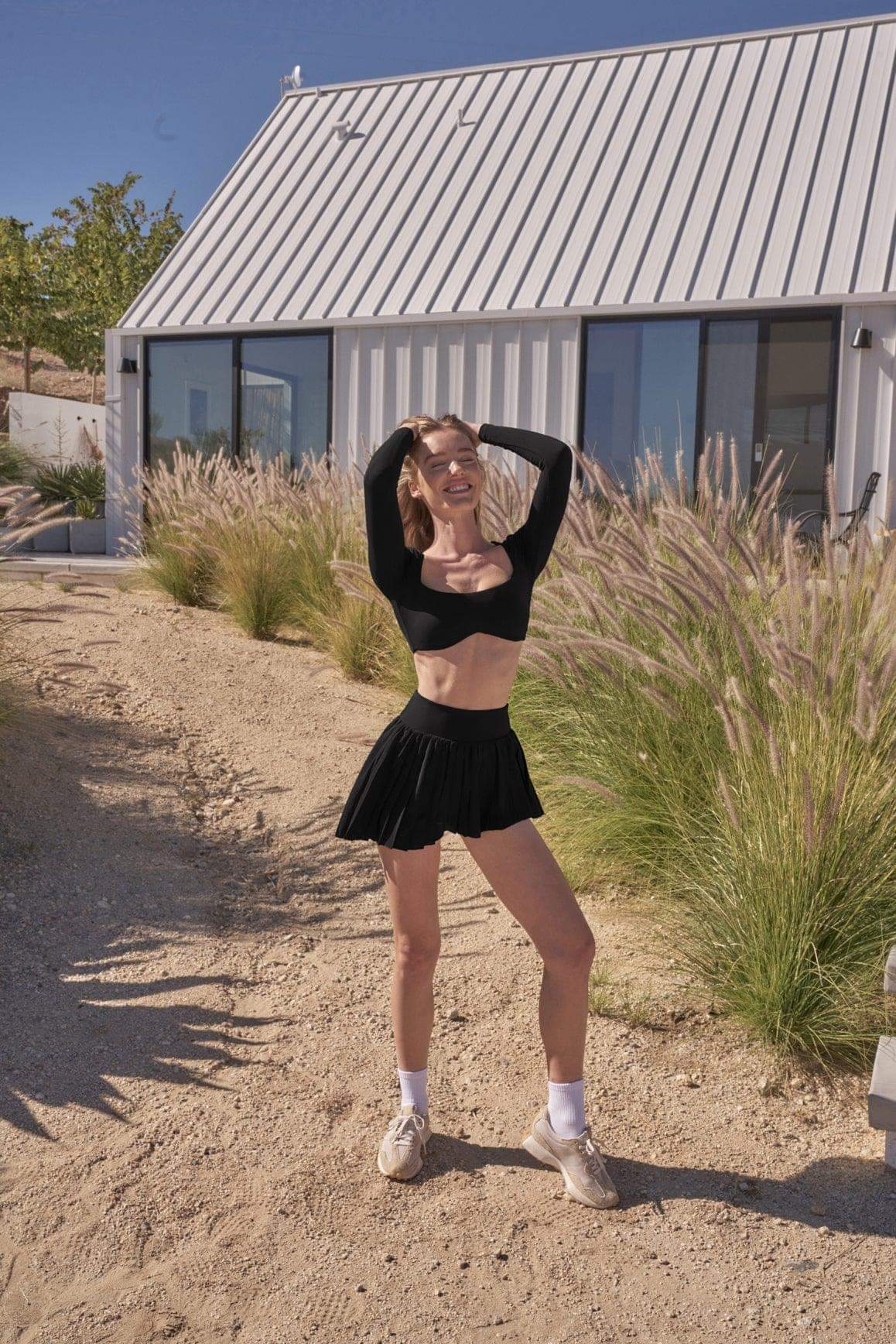 Falda Plisada Marfil WISKII Lite mostrando tela suave y pliegues elegantes, una prenda estilosa para un look sofisticado.