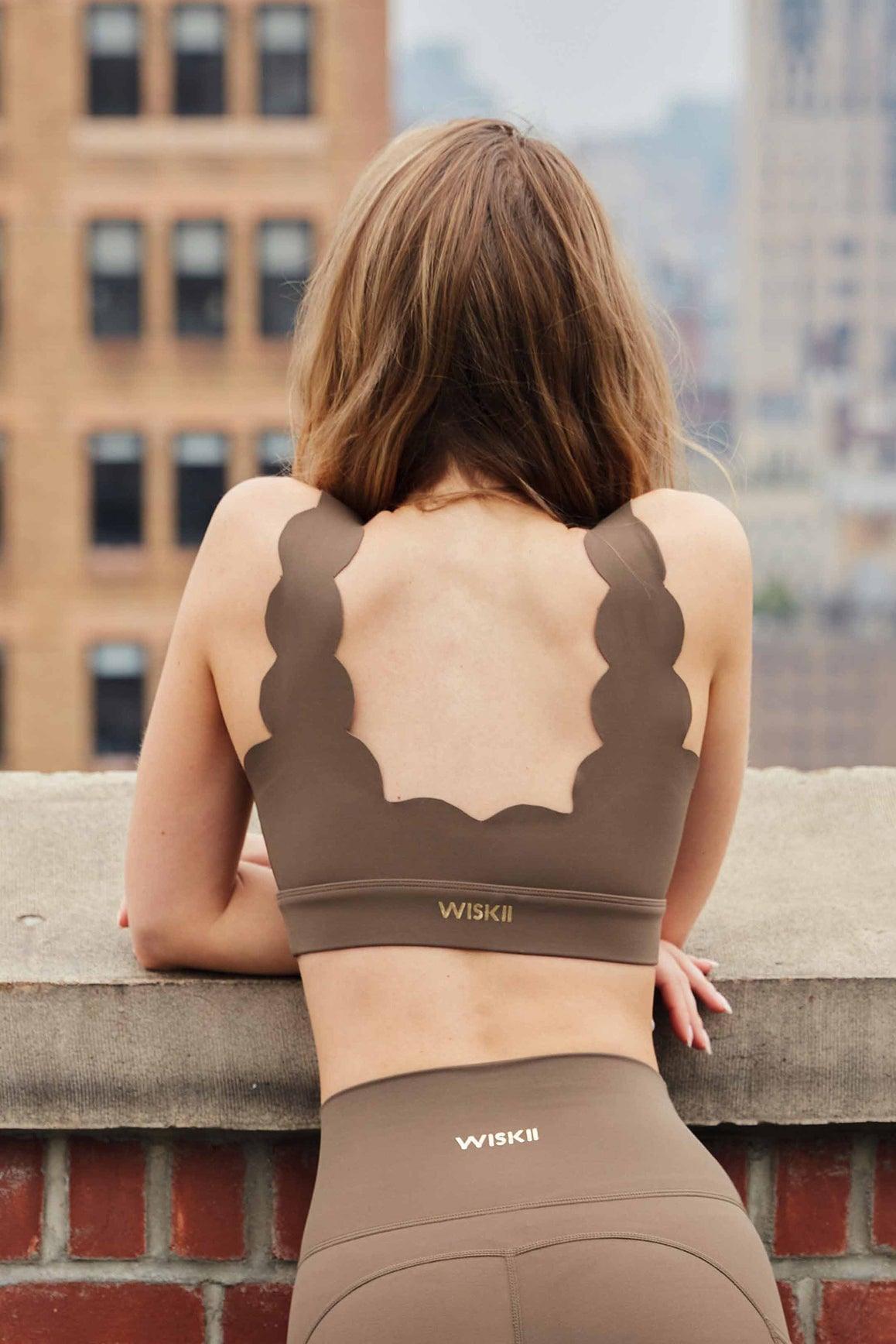 Sostén deportivo WISKII de telas Soufflé color marfil, que muestra su tela suave y soportiva y su diseño elegante, adecuado para entrenamientos y ropa activa
