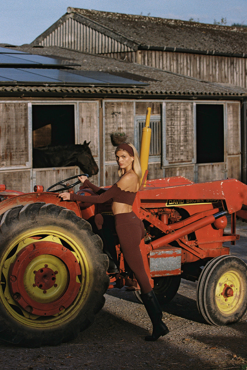 Scallop Off-Shoulder Colorblock Long Sleeve Crop Top