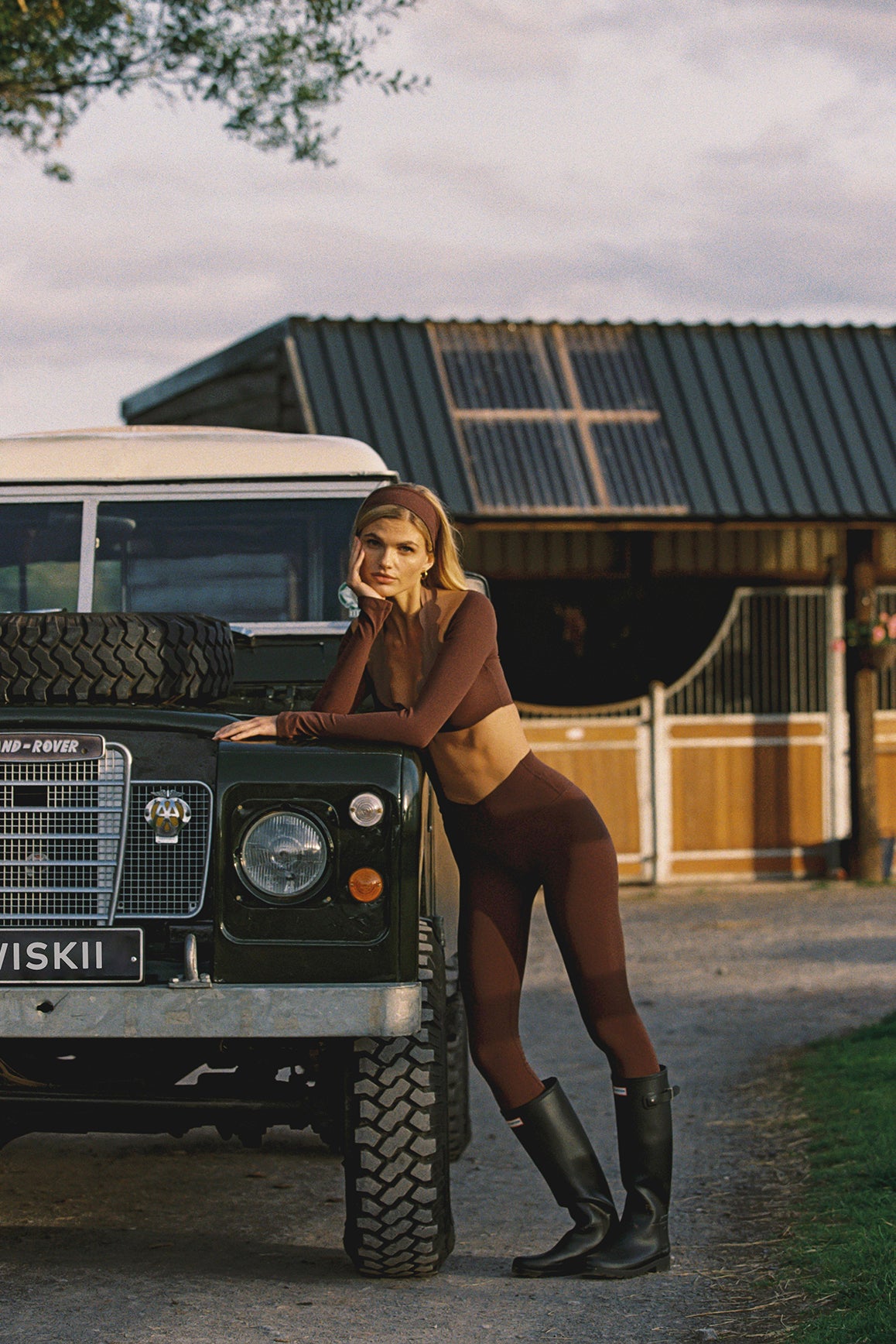 オフショルダー長袖クロップトップ