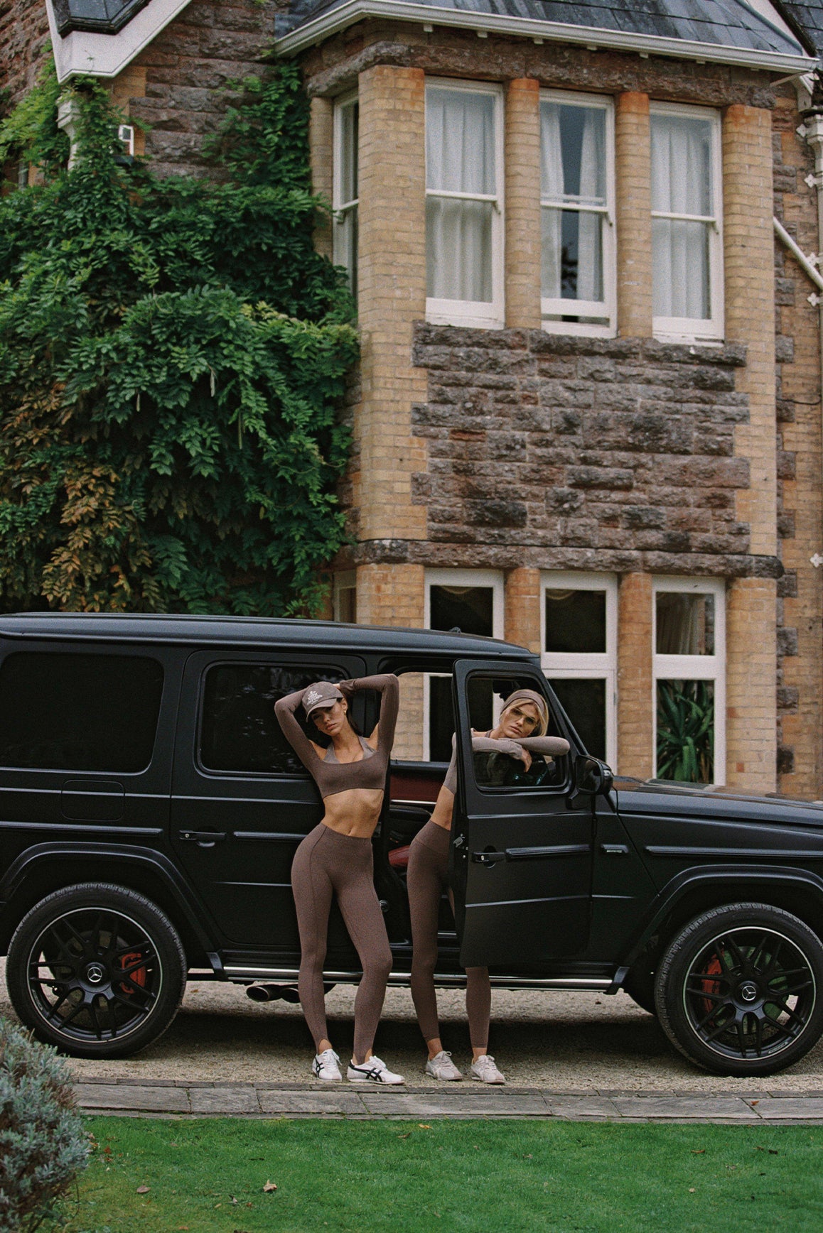 オフショルダー長袖クロップトップ