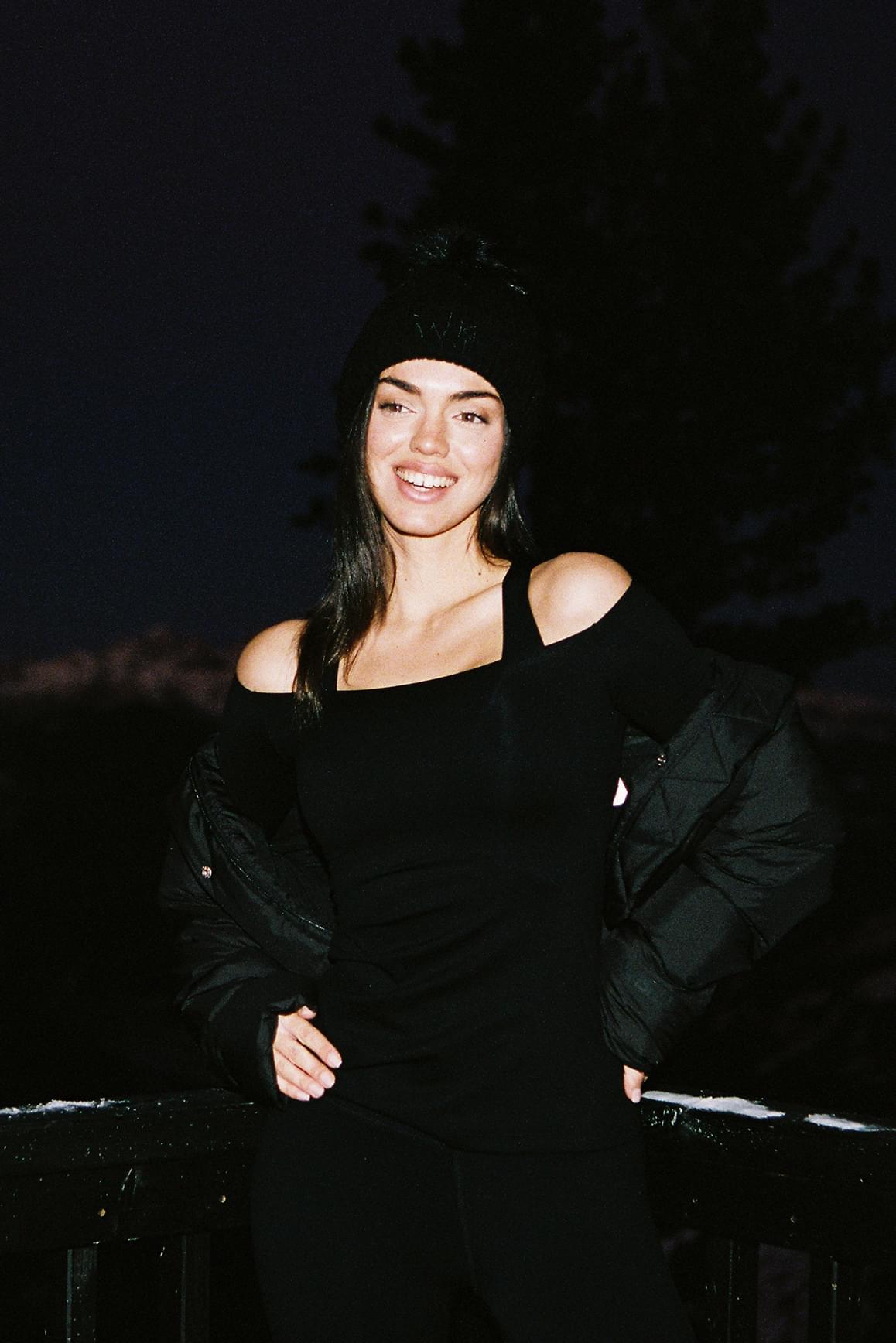 Scoop_Neck_Crossback_Bra_Model_wears_Black_Bra_WISKII_Active