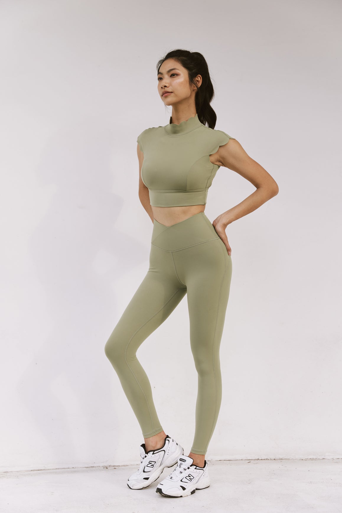 Model wears V-waist Yoga Legging | WISKII ACTIVE