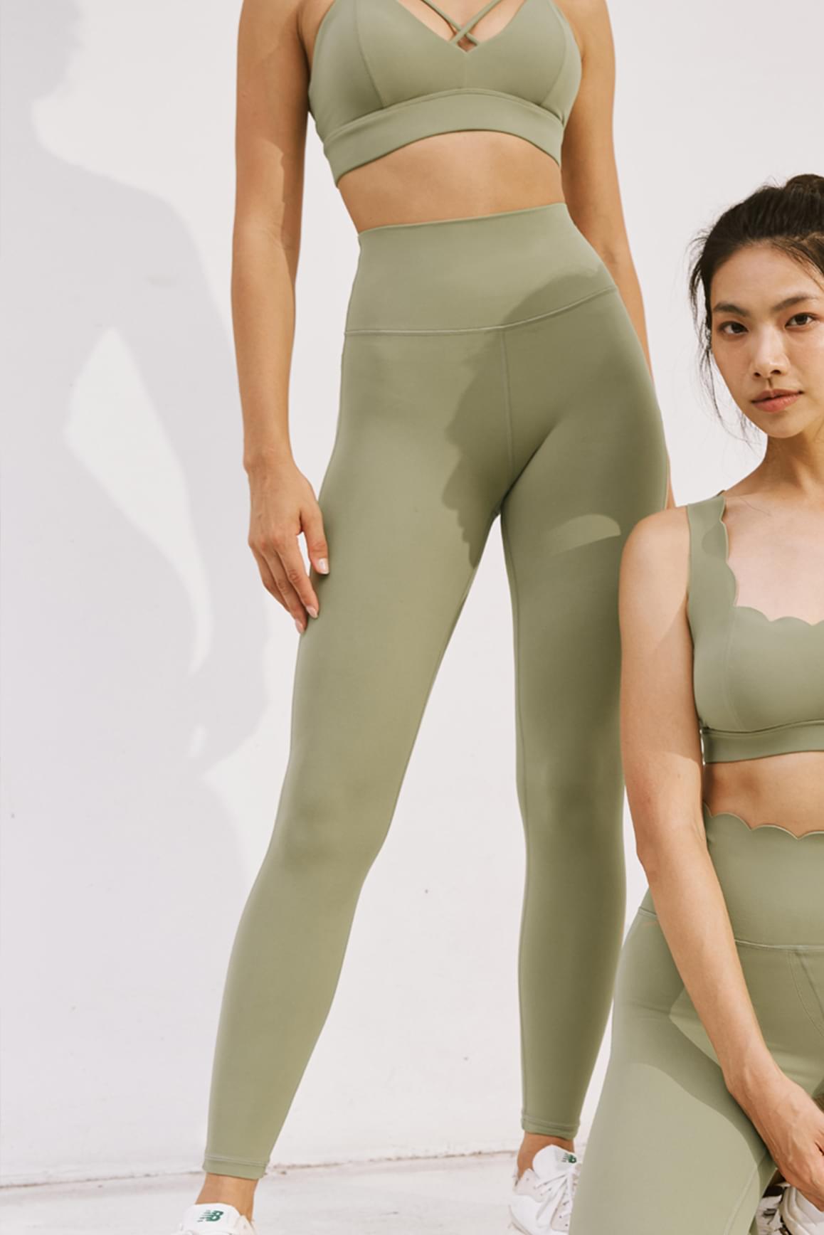 WISKII 霧感卡其色高腰訓練緊身Leggings，彈性佳且貼身，適合運動及日常機能穿搭。