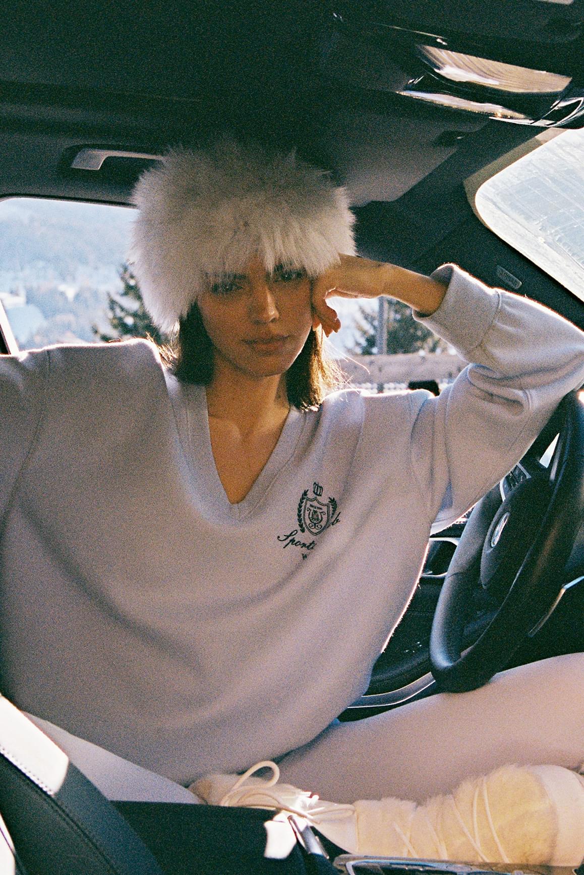 Retro Warm V-Neck Sweatshirt - WISKIIWS540articiceS/M