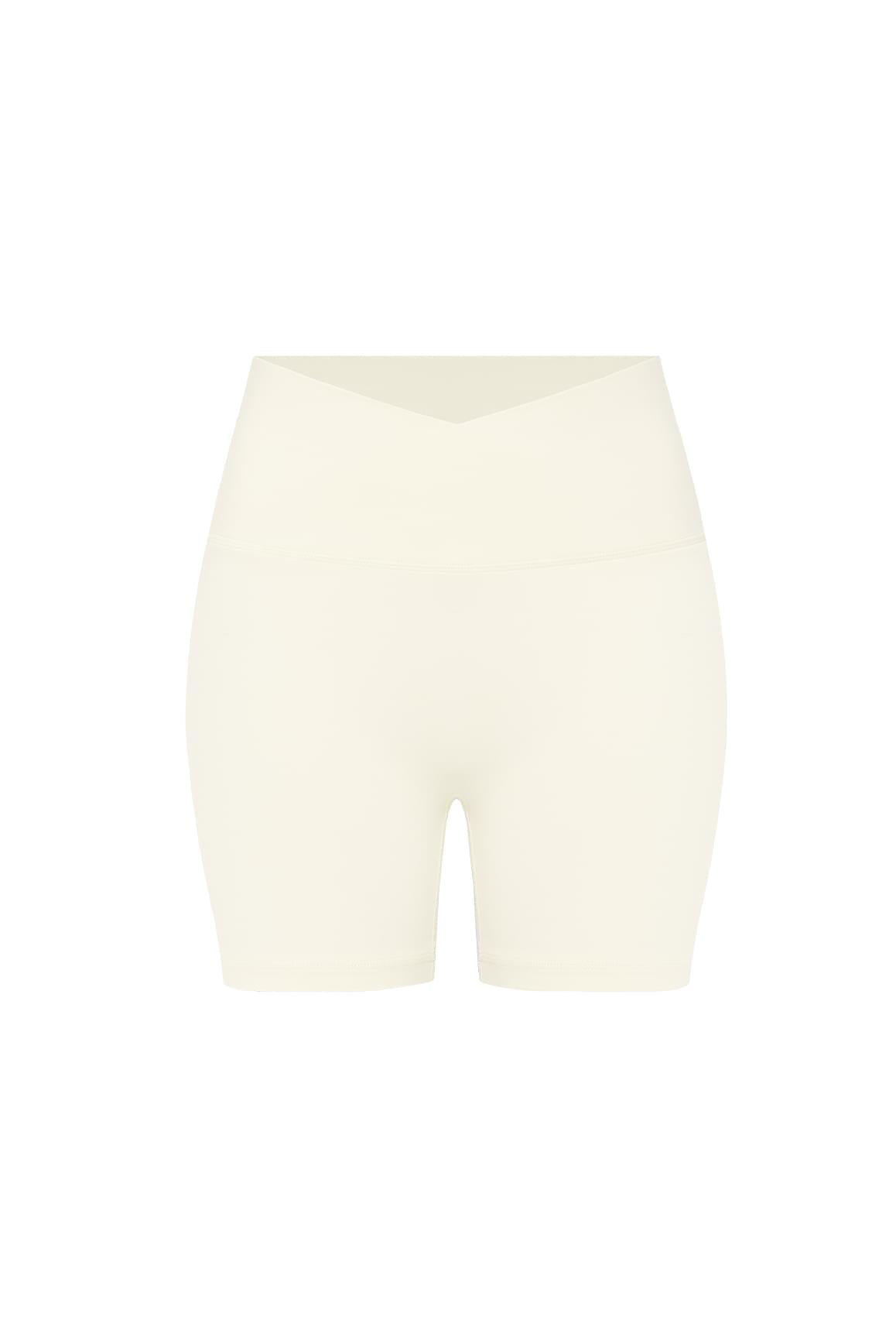 WISKII Riviera V-Waist Scrunch Shorts 燕麥奶色款，展現休閒版型，搭配V型腰頭與皺褶細節